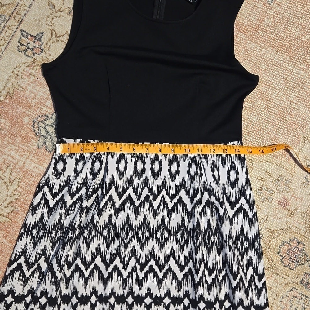 Cynthia Rowley Black and White Stretchy Full Back Zip Dress - Size M - Picture 11 of 11
